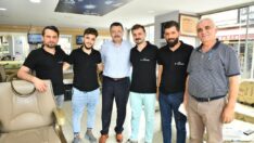 Genç ile esnafın fındık sohbeti