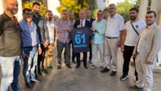 Tanzanya Büyükelçisi Davutoğlu’na fındık, çay ve forma hediye edildi