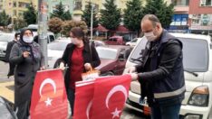 Büyükşehir Türk Bayrağı Dağıttı