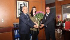 Genel Sekreter ve Kadın Personele jest