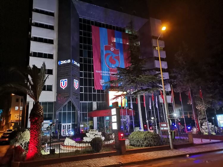 İş insanlarının Merkezi, bordo-maviye büründü…