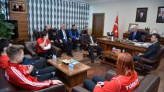 Şampiyon Sporcular Büyükşehir’i Ziyaret Etti