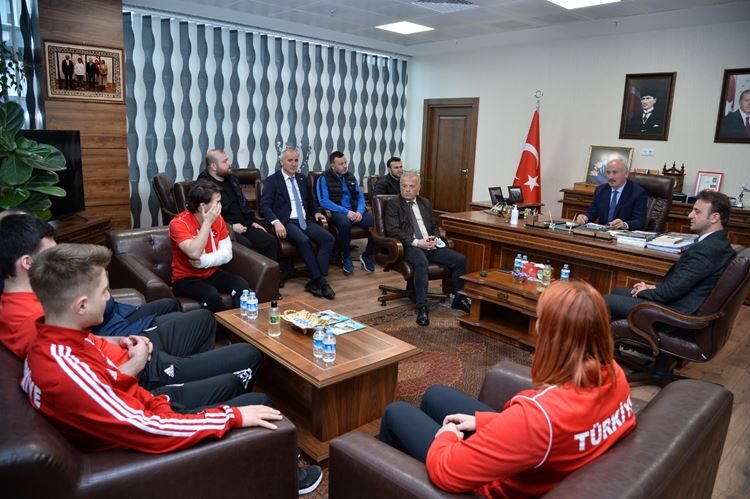 Şampiyon Sporcular Büyükşehir’i Ziyaret Etti