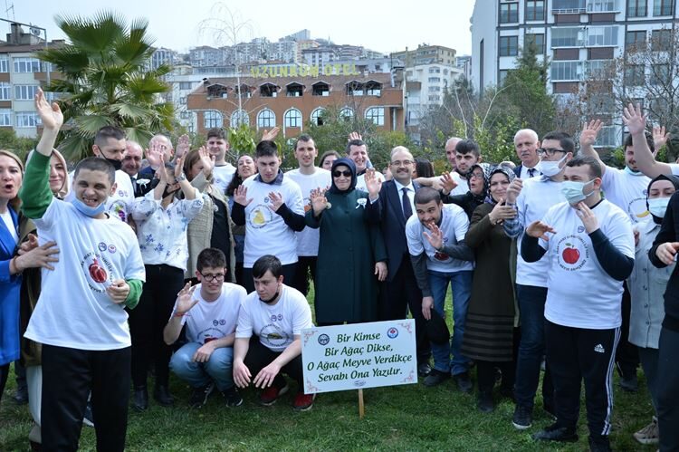 Otizm Farkındalık Günü’nde Fidan Diktiler