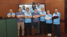 Borsa personelinden bordo-mavi formalı işbaşı