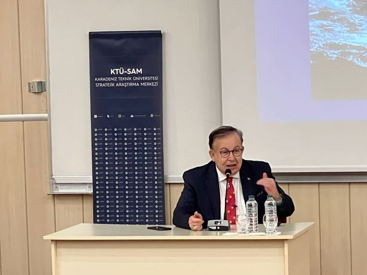 KTÜ de “Mavi Vatan Ateş Üçgeninde Türkiye” Konferansı Verildi