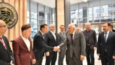 25 Gün Sonra Deprem Bölgesinden Dönen Başkan Zorluoğlu Çiçeklerle Karşılandı