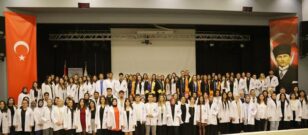 Avrasya Üniversitesi Beyaz Önlük Giyme Töreni Düzenledi